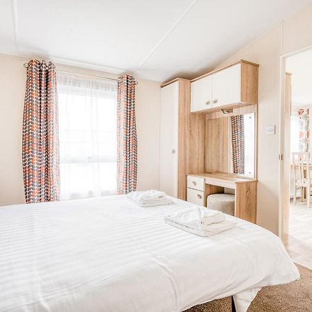 Rosefinch Sleeps 2 Persons-Private Hot Tub-Tranquil Holiday Away From It All Yet Not Far From St Austell- The Holiday Home Has One Bedroom, Living And Dining Area, Equipped Kitchen-Decking-Outdoor Furniture-Fishing Lakes-Non Pet Unit 外观 照片