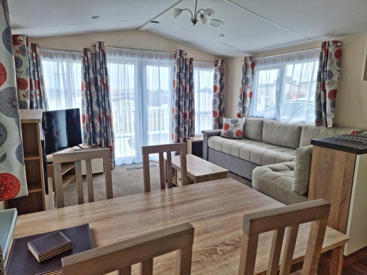 Rosefinch Sleeps 2 Persons-Private Hot Tub-Tranquil Holiday Away From It All Yet Not Far From St Austell- The Holiday Home Has One Bedroom, Living And Dining Area, Equipped Kitchen-Decking-Outdoor Furniture-Fishing Lakes-Non Pet Unit 外观 照片