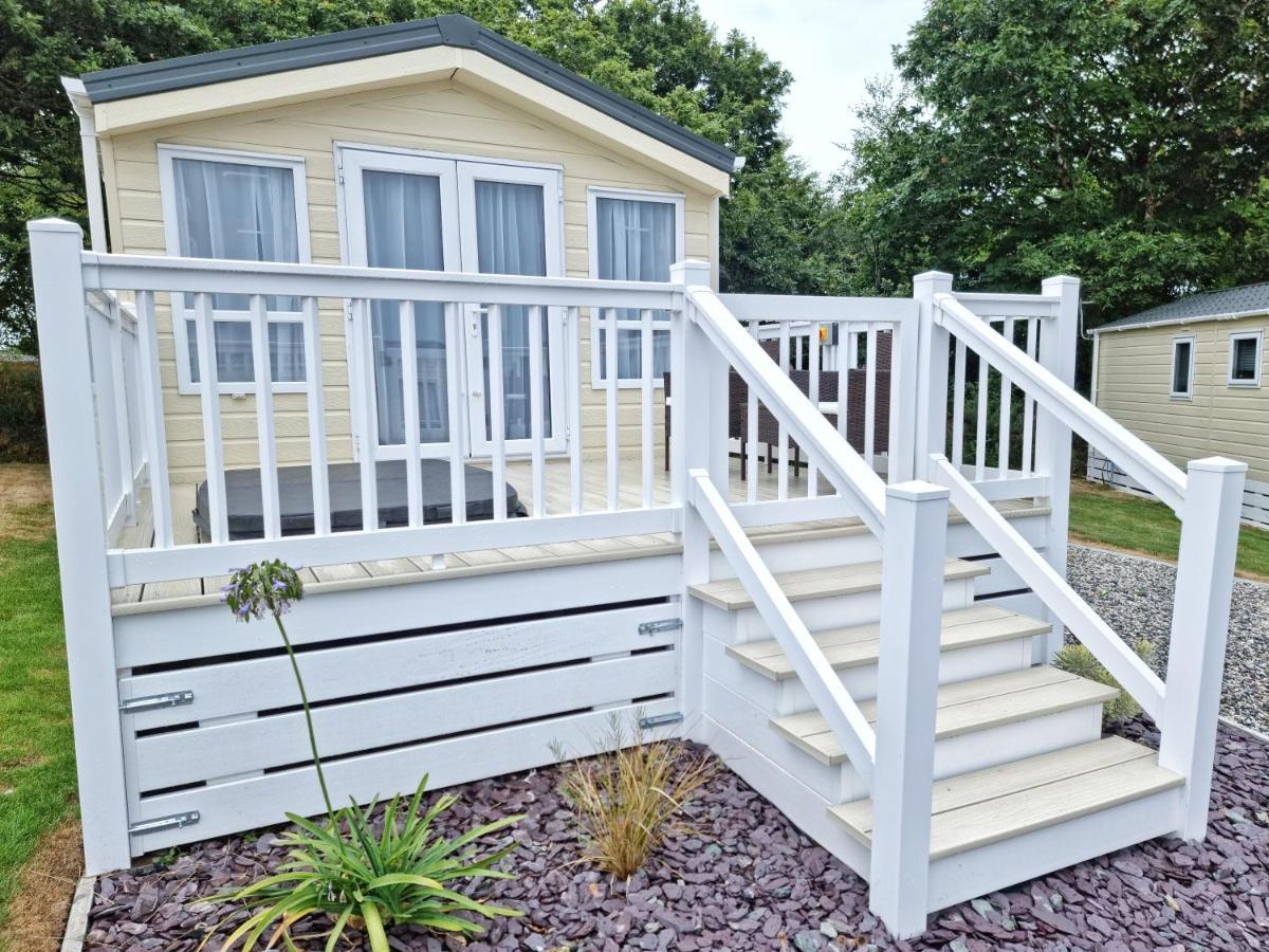 Rosefinch Sleeps 2 Persons-Private Hot Tub-Tranquil Holiday Away From It All Yet Not Far From St Austell- The Holiday Home Has One Bedroom, Living And Dining Area, Equipped Kitchen-Decking-Outdoor Furniture-Fishing Lakes-Non Pet Unit 外观 照片