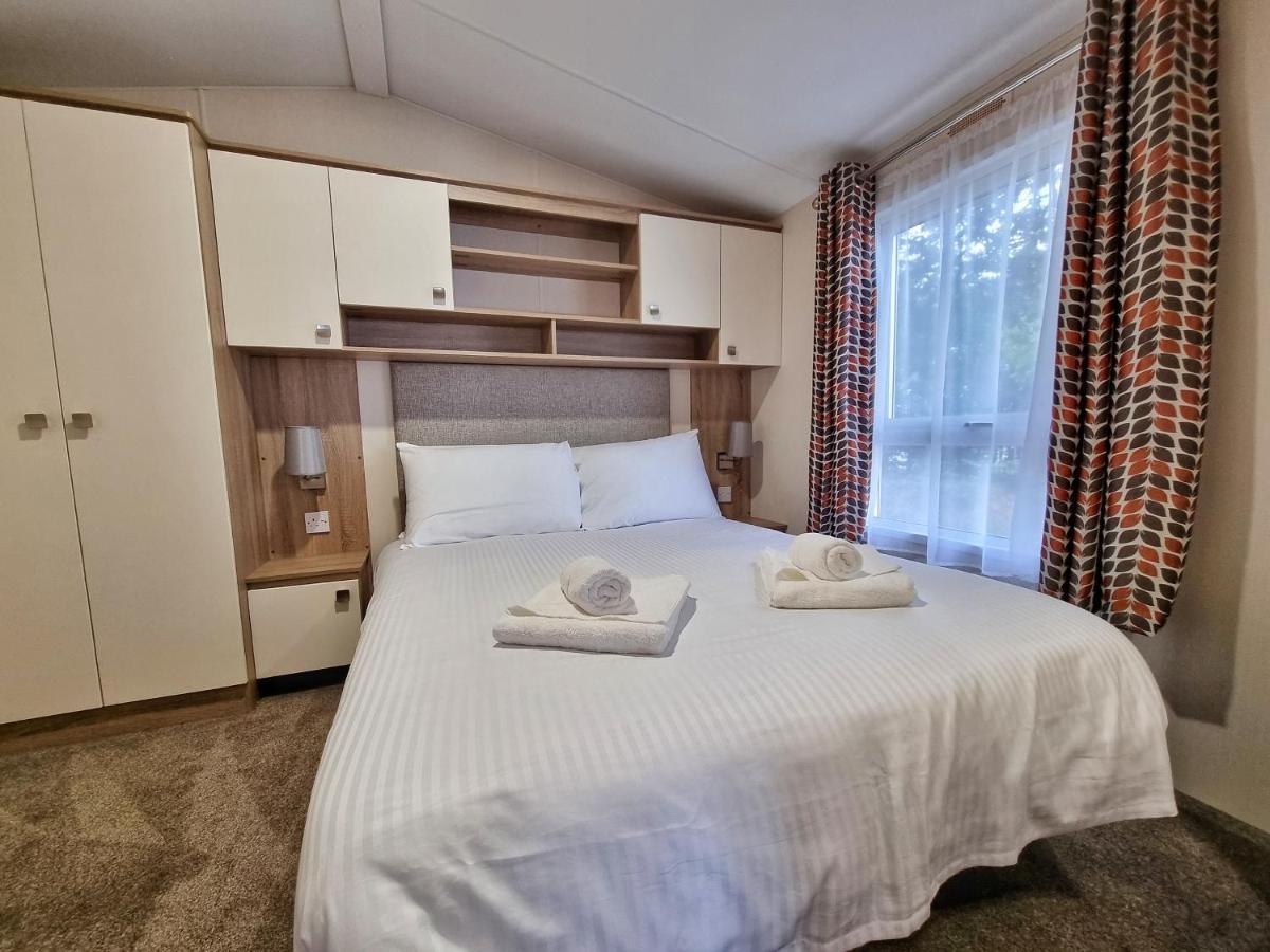 Rosefinch Sleeps 2 Persons-Private Hot Tub-Tranquil Holiday Away From It All Yet Not Far From St Austell- The Holiday Home Has One Bedroom, Living And Dining Area, Equipped Kitchen-Decking-Outdoor Furniture-Fishing Lakes-Non Pet Unit 外观 照片
