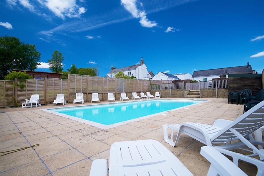 Rosefinch Sleeps 2 Persons-Private Hot Tub-Tranquil Holiday Away From It All Yet Not Far From St Austell- The Holiday Home Has One Bedroom, Living And Dining Area, Equipped Kitchen-Decking-Outdoor Furniture-Fishing Lakes-Non Pet Unit 外观 照片