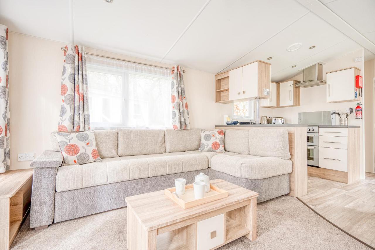 Rosefinch Sleeps 2 Persons-Private Hot Tub-Tranquil Holiday Away From It All Yet Not Far From St Austell- The Holiday Home Has One Bedroom, Living And Dining Area, Equipped Kitchen-Decking-Outdoor Furniture-Fishing Lakes-Non Pet Unit 外观 照片