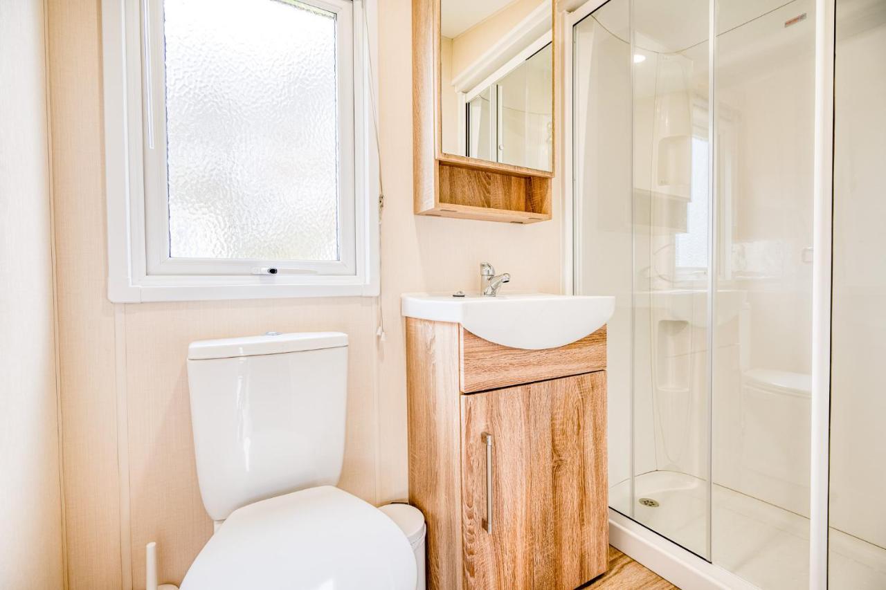 Rosefinch Sleeps 2 Persons-Private Hot Tub-Tranquil Holiday Away From It All Yet Not Far From St Austell- The Holiday Home Has One Bedroom, Living And Dining Area, Equipped Kitchen-Decking-Outdoor Furniture-Fishing Lakes-Non Pet Unit 外观 照片