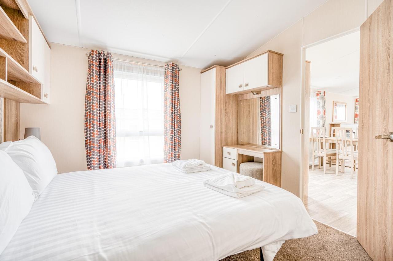 Rosefinch Sleeps 2 Persons-Private Hot Tub-Tranquil Holiday Away From It All Yet Not Far From St Austell- The Holiday Home Has One Bedroom, Living And Dining Area, Equipped Kitchen-Decking-Outdoor Furniture-Fishing Lakes-Non Pet Unit 外观 照片
